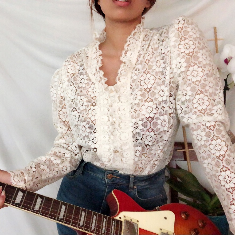 ✔️SOLD ✔️1970s floral lace button down blouse